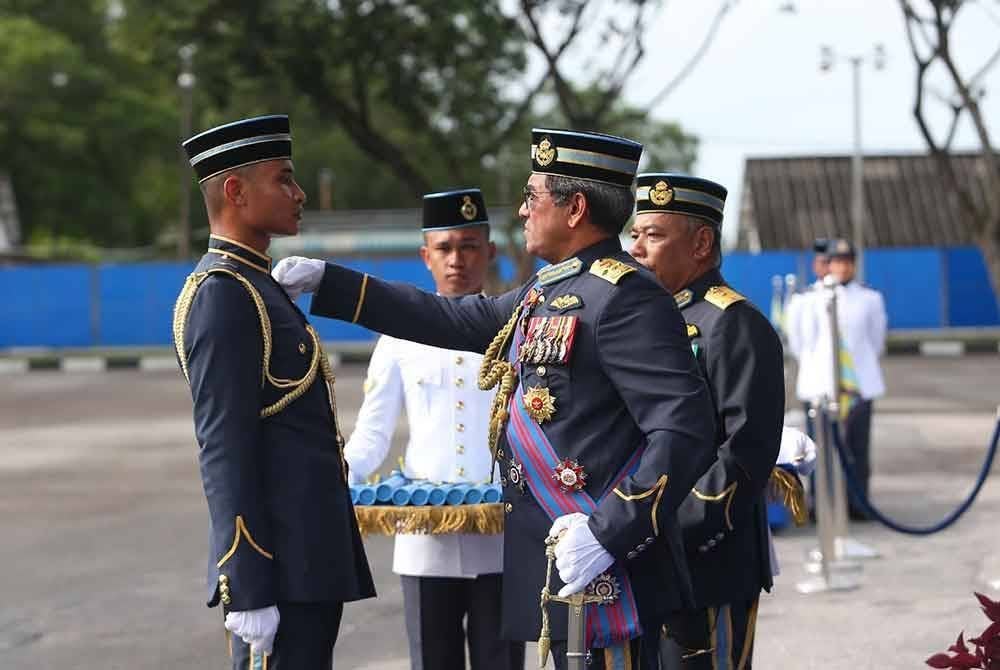 Asghar Khan menyempurnakan Pemakaian Sayap Penerbangan Kursus Asas Penerbangan 85/23 dan Kursus Asas Penerbangan Helikopter 65/23 di Kolej Tentera Udara, Alor Setar pada Ahad.