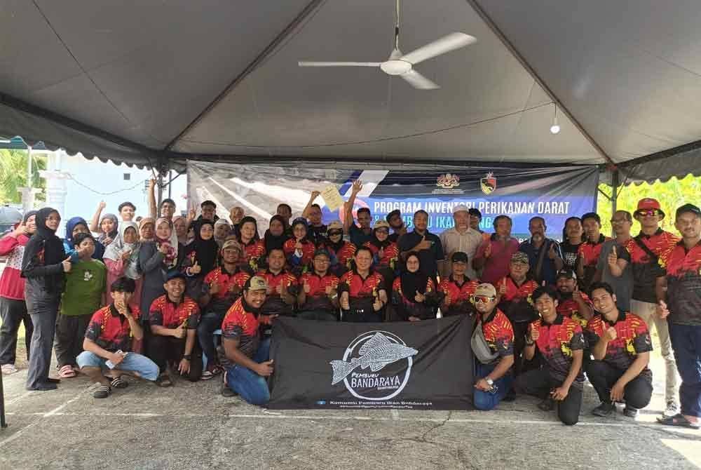 Antara individu yang menyertai misi memburu ikan asing di Sungai Mambau yang berakhir pada Ahad.