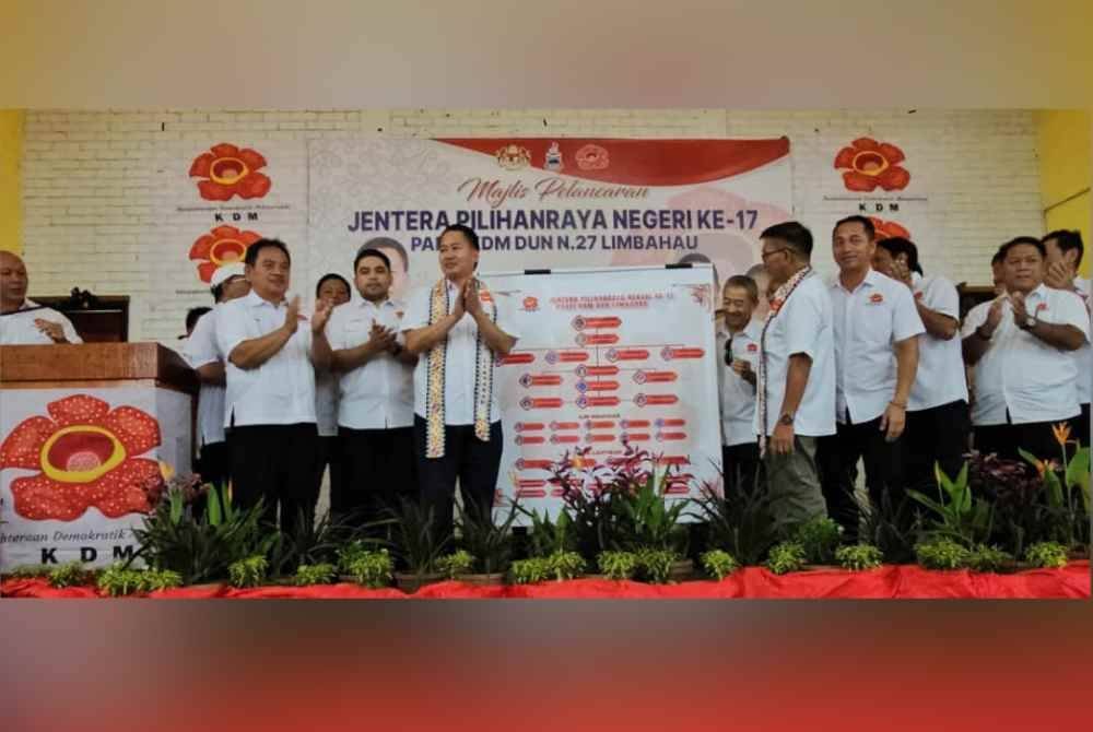 Peter (tiga dari kiri) ketika melancarkan Jentera PRN17 DUN Limbahau, Papar.