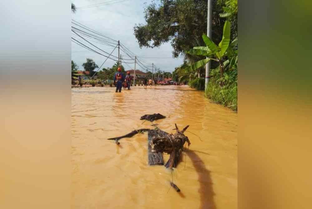 Banjir turut mengakibatkan beberapa laluan termasuk ke perkampungan Orang Asli yang terjejas dinaiki air menyebabkan proses pemindahan mangsa mengalami sedikit kesukaran.