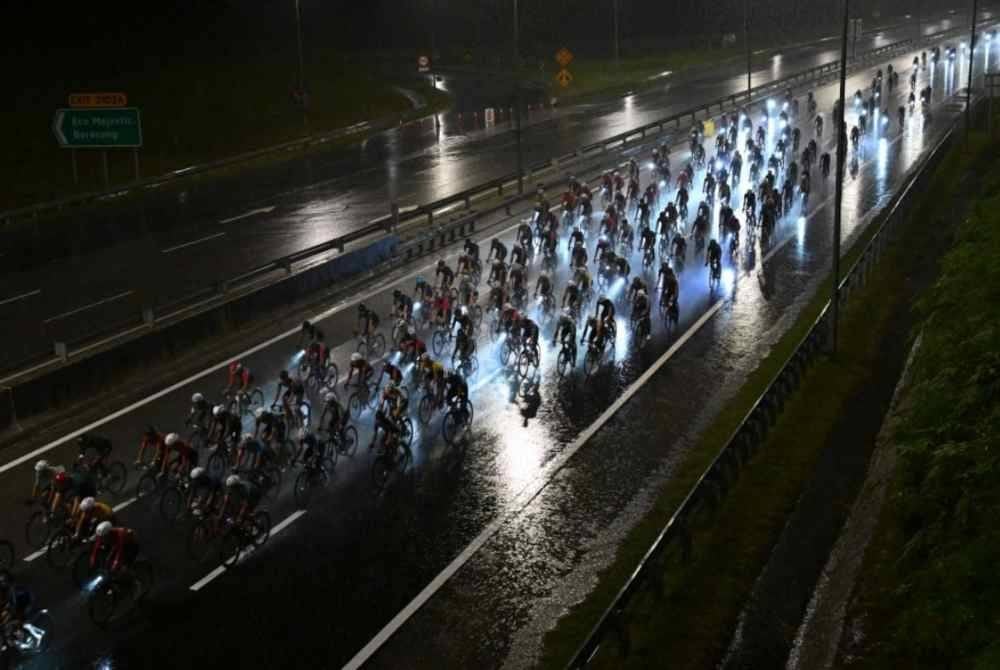Hujan tidak memudarkan semangat peserta-peserta menjayakan kayuhan RHB LEKAS Highway Ride 2024.
