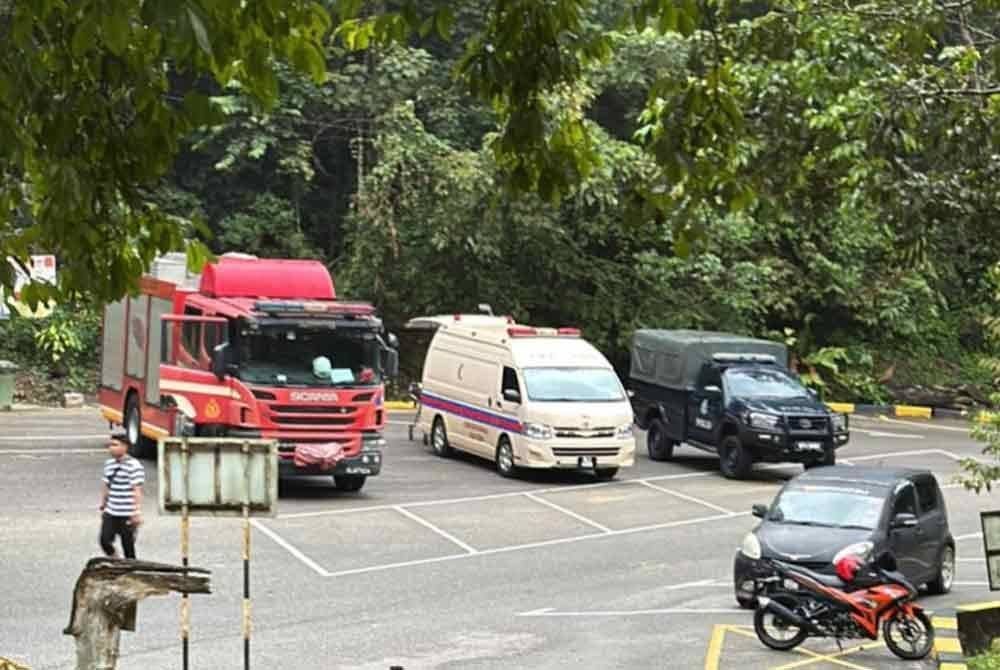 Pasukan penyelamat yang turut bersedia di lokasi kejadian dalam operasi menyelamat seorang mangsa yang dikhuatiri lemas.