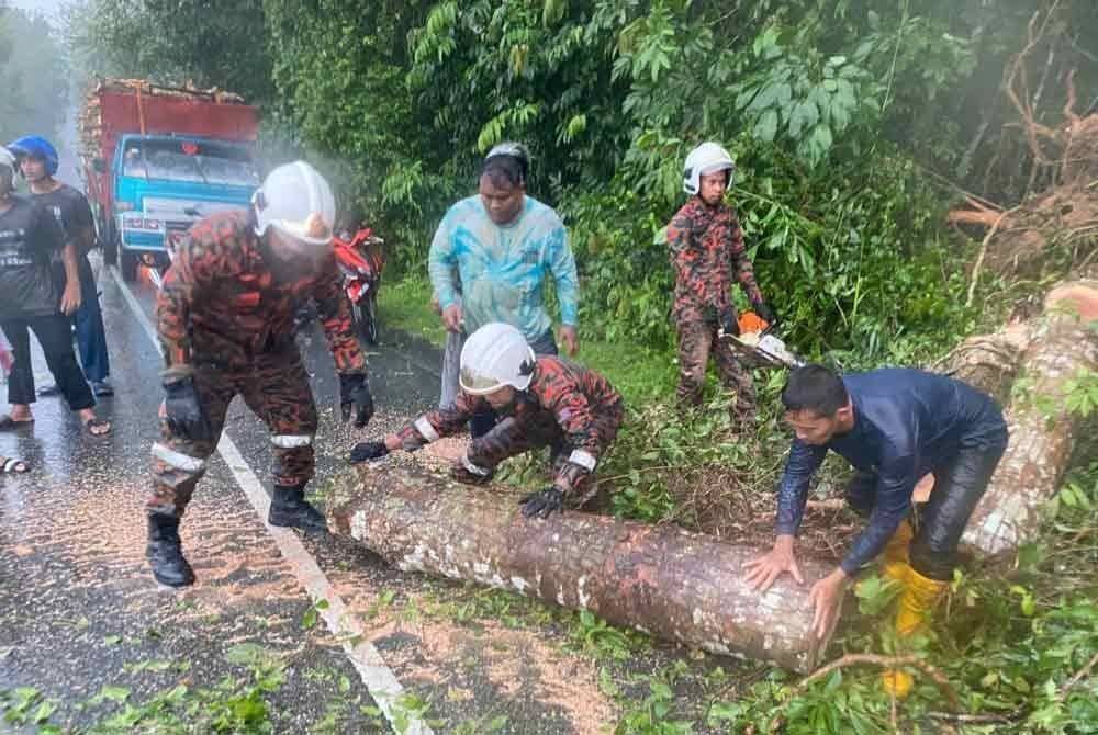 Kejadian berlaku ketika hujan lebat dan angin kencang.
