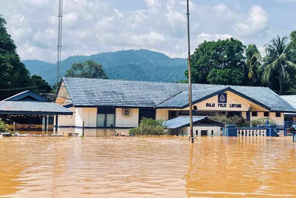 Balai Polis Lintang turut ditenggelami air akibat banjir.