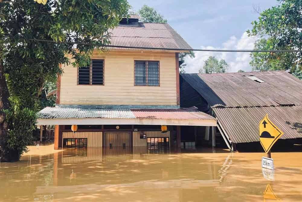Antara kediaman penduduk yang dinaiki air semasa tinjauan dilakukan di Kampung Lintang, Sungai Siput pada Ahad.