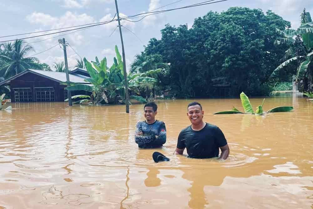 Penduduk meranduk air banjir yang mencecah ketinggian lebih 0.5 meter semasa tinjauan dilakukan di Kampung Lintang pada Ahad.