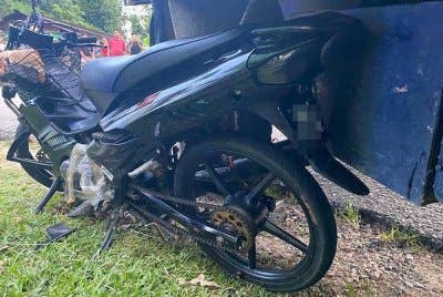 Keadaan motosikal yang ditunggang mangsa dalam kemalangan di Kampung Tok Che Dol, Tanah Merah.