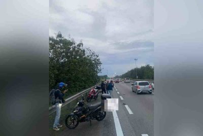 Seorang pelajar Institut Kemahiran Tinggi Belia Negara (IKTBN) Pagoh maut selepas terlibat kemalangan berhampiran susur masuk ke Simpang Renggam di Kilometer 58, Lebuhraya Utara Selatan (Arah Utara) pada malam Sabtu. - Foto tular