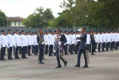 Asghar Khan ketika membuat pemeriksaan pembarisan sebelum penyampaian sayap penerbangan kursus asas penerbangan di Kolej Tentera Udara, Alor Setar pada Ahad.