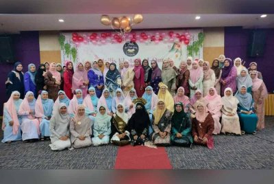 Antara yang menyertai Majlis Khatam Al-Quran Musim kedua yang dianjurkan PNQ di Kepala Batas pada Ahad.