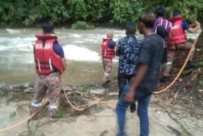 Anggota bomba membuat pemeriksaan di sekeliling kawasan air terjun dan pencarian di lokasi dengan menggunakan alat bantuan tali.