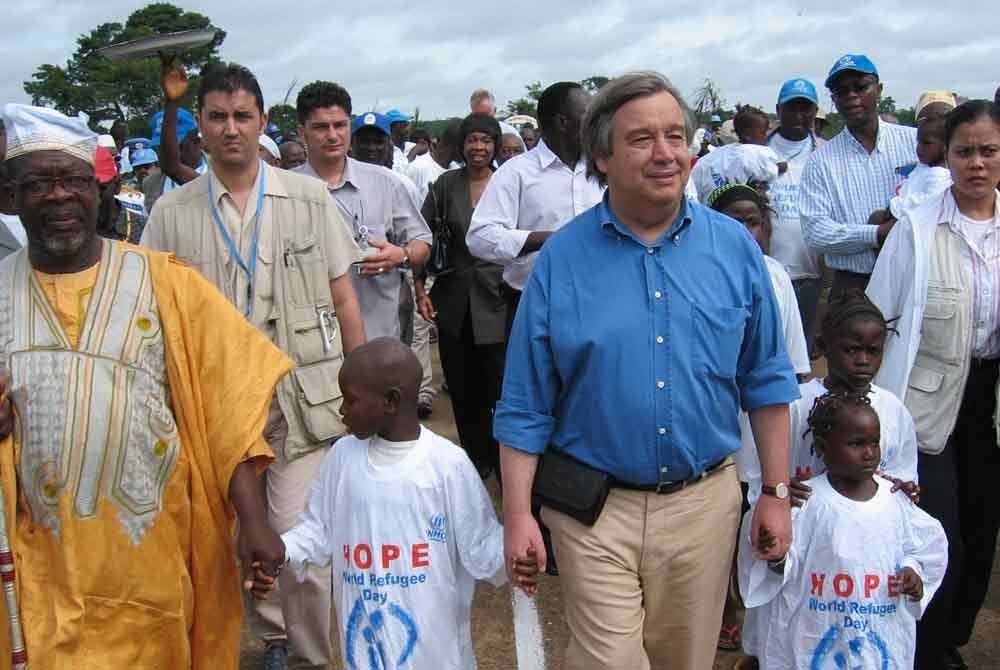 Guterres semasa membuat kunjungan di kem pelarian di sempadan Sierra Leone-Liberia pada Jun 2006 sempena Hari Pelarian Sedunia.