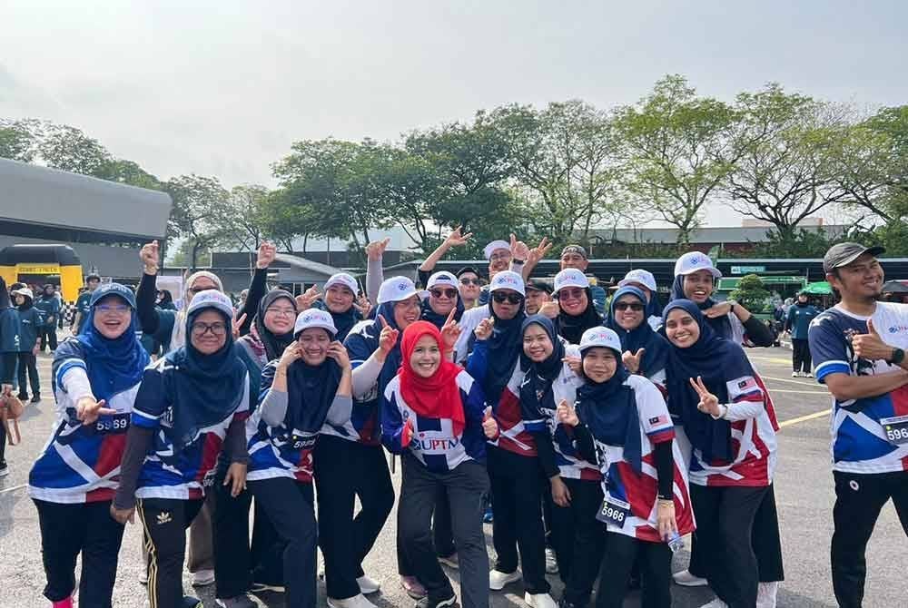 Peserta tidak melepaskan peluang untuk bergambar sebaik selesai acara berkenaan.