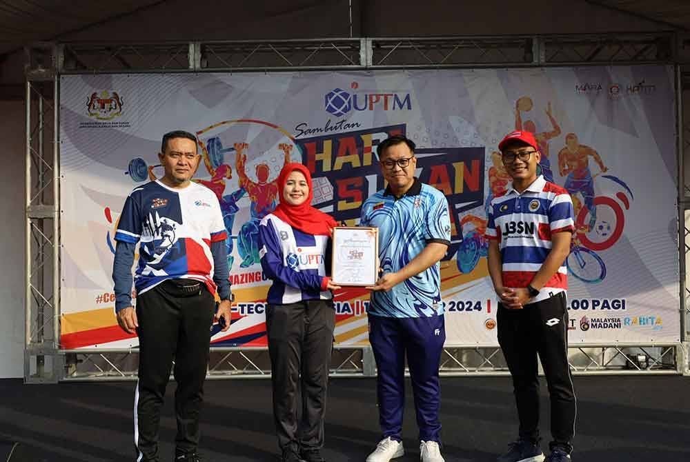 Sharifah Syahirah (dua dari kiri) menyampaikan cenderamata kepada Bryan (dua dari kanan) sebaik selesai Hari Sukan Negara 2024 (HSN) Peringkat Kawasan Cheras