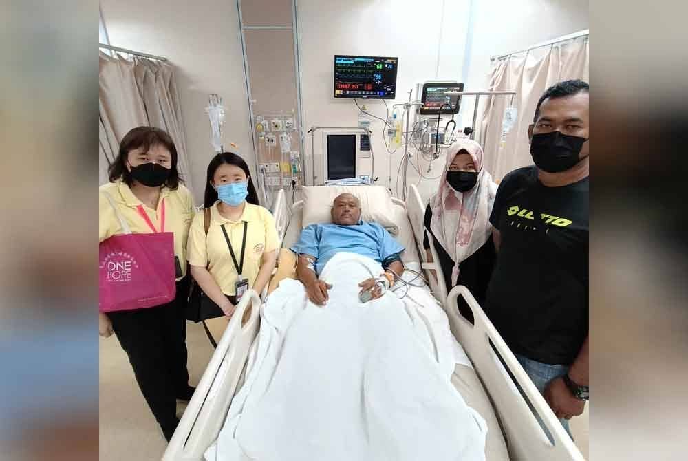 Pegawai One Hope Charity & Welfare ketika melawat Mohamad Zamri di hospital baru-baru ini.