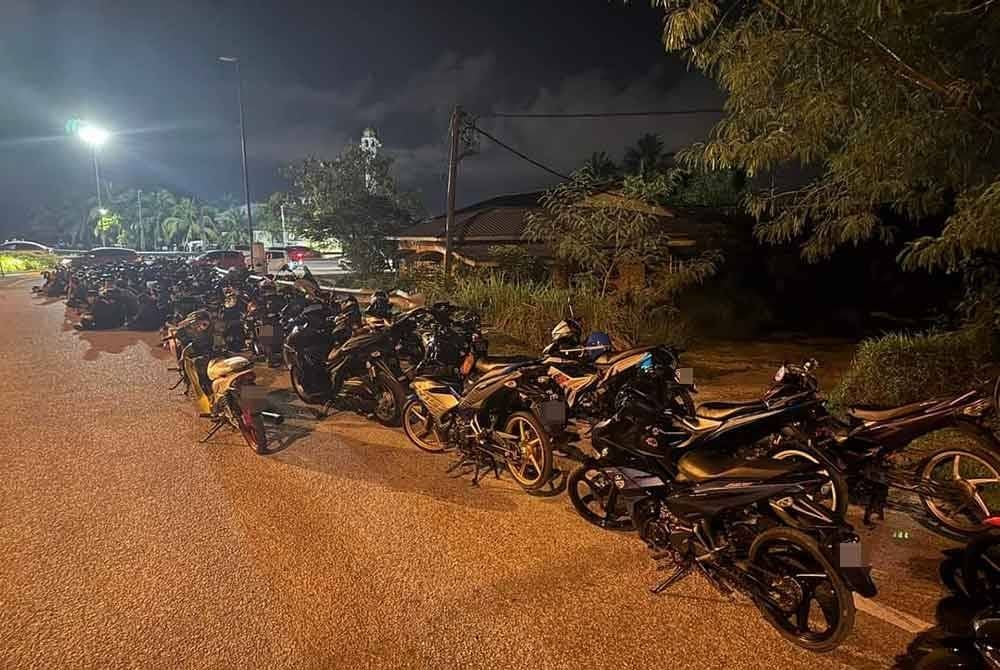 Antara motosikal yang ditahan untuk pemeriksaan dalam Operasi Samseng Jalanan di Jalan Pintasan Kuantan di sini pada Sabtu dan Ahad. Foto FB Polis Trafik Kuantan.