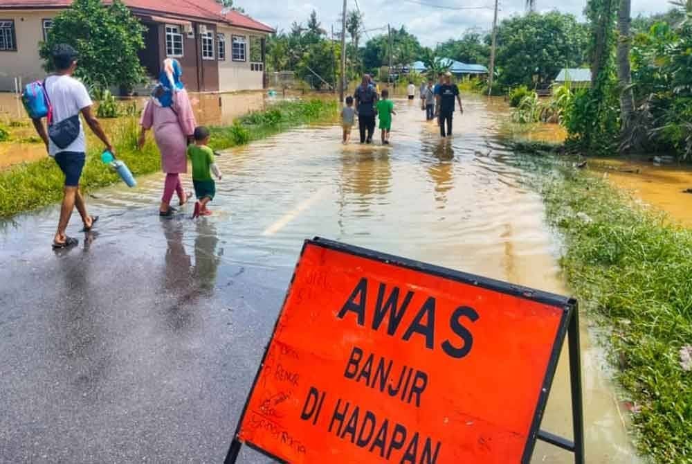 Penduduk yang terjejas akibat banjir di Kampung Batu Kapor, Mentakab.