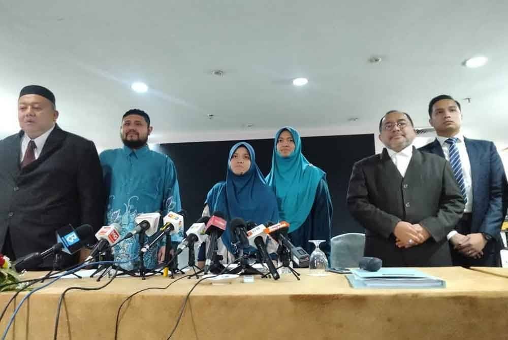 Khaulah (tiga kanan) dan adiknya, Mubarakah serta barisan peguam dilantik pada sesi sidang media di sebuah hotel di sini pada Isnin