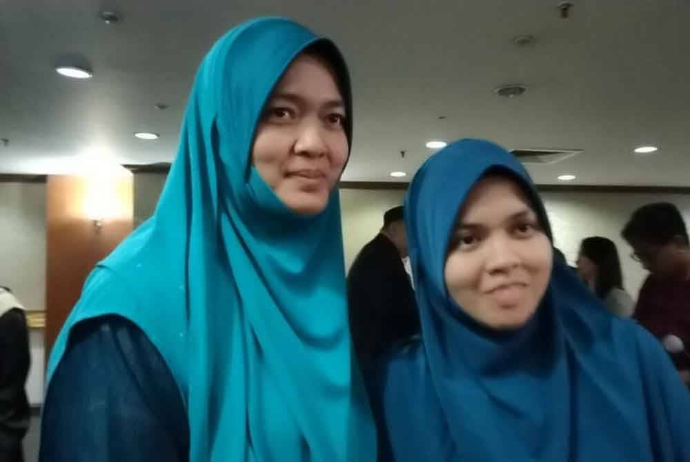 Khaulah (kiri) ditemani adiknya, Ummu Mubarokah