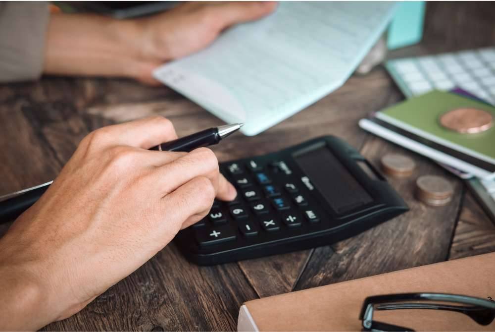 WALAUPUN Islam membenarkan umatnya berhutang apabila wujud keperluan dan kepentingan, tetapi ia tidak digalakkan sama sekali jika tujuannya untuk hidup bersenang-senang serta bermewah-mewahan. -Foto: Canva