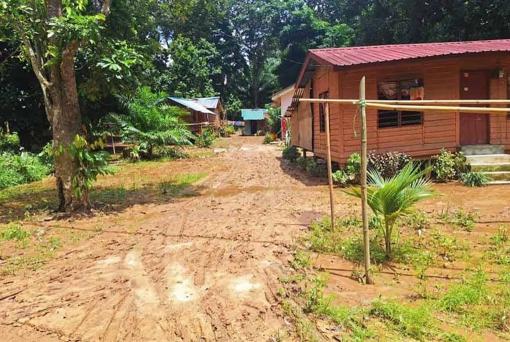 Keadaan banjir di perkampungan Orang Asli Kampung Jong menunjukkan tanda pulih dengan paras air mulai surut semasa tinjauan dilakukan pada Isnin.