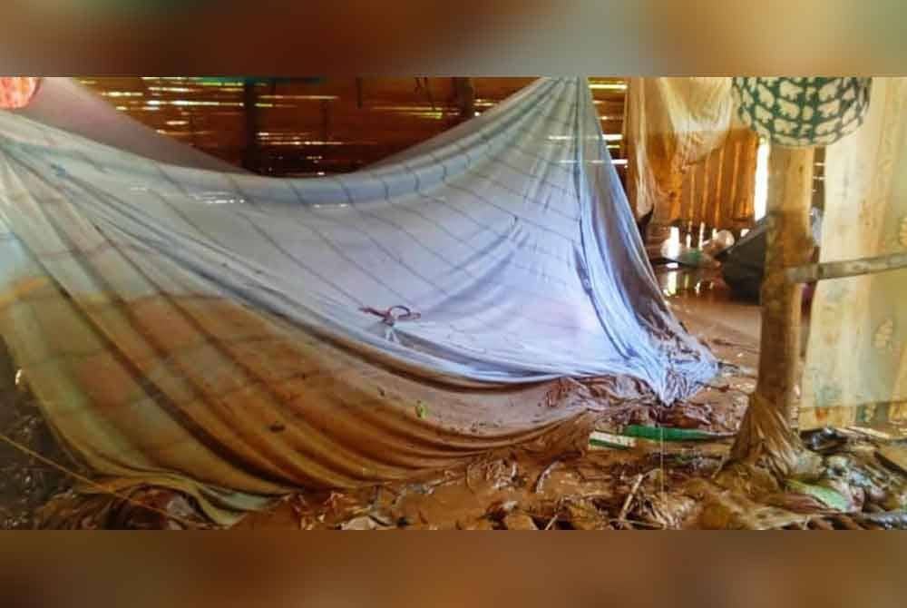 Keadaan rumah buluh didiami keluarga Zalinah di Kampung Chenein rosak akibat dilanda banjir.