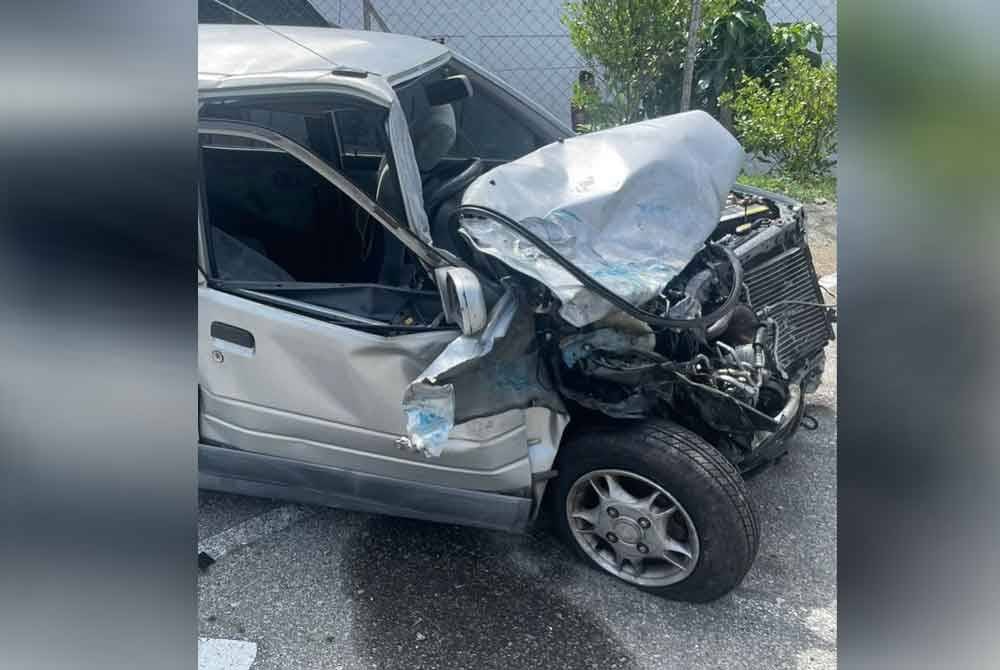 Keadaan kereta jenis Perodua Kancil yang dipandu Azlan selepas kemalangan.