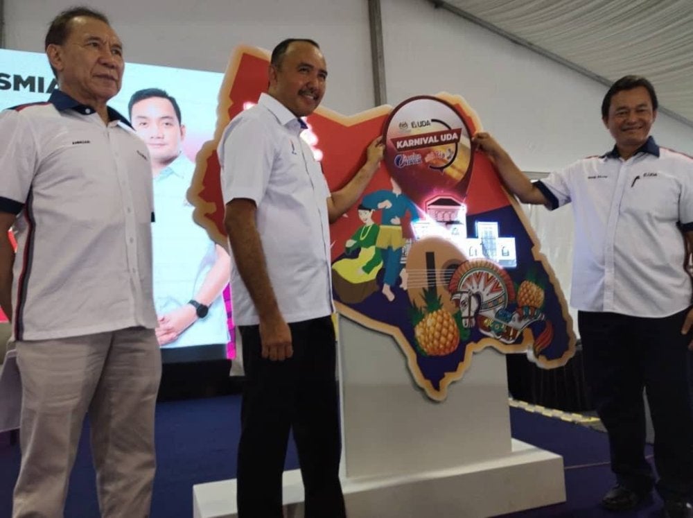 Dari kiri: Mohd Annuar, Mohd Jafni dan Mohd Salem melancarkan Karnival UDA 2024, di sini pada Sabtu.