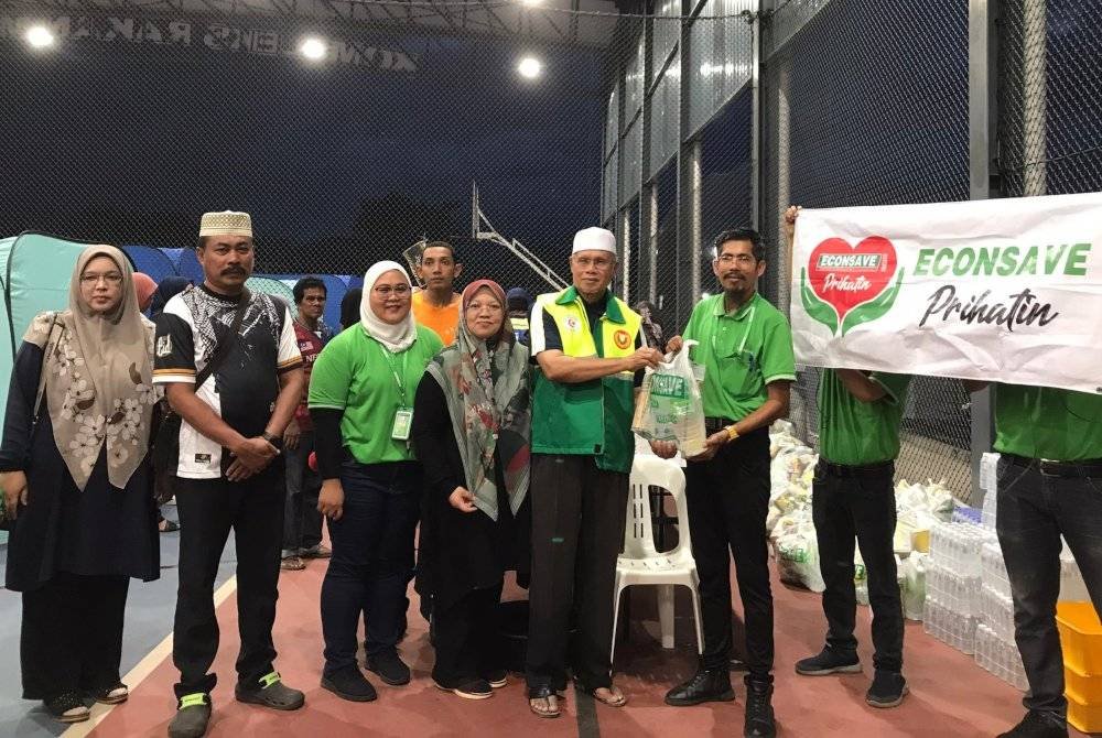 Najmi (dua kanan) hadir ketika penyampaian sumbangan Econsave kepada PPS Kompleks Rakan Muda Baling.