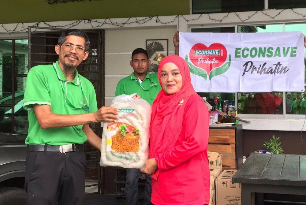 Wakil Econsave menyampaikan sumbangan kepada mangsa terjejas banjir di Baling.