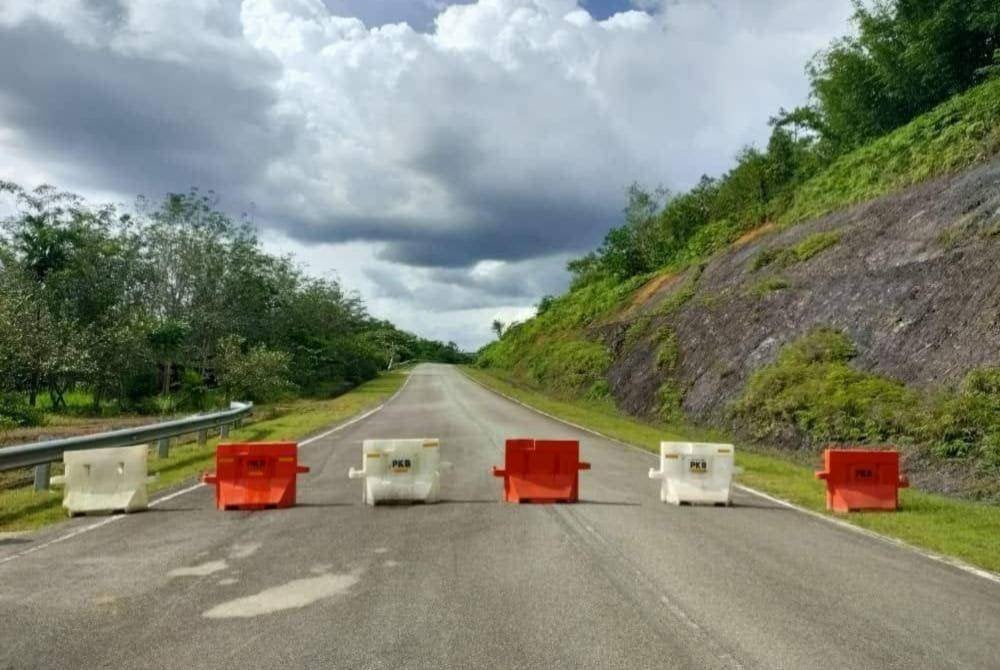 Jalan Tanjung Pari-Ulu Legong di Baling, Kedah yang ditutup sehingga tarikh yang akan dimaklumkan kemudian. Foto JKR