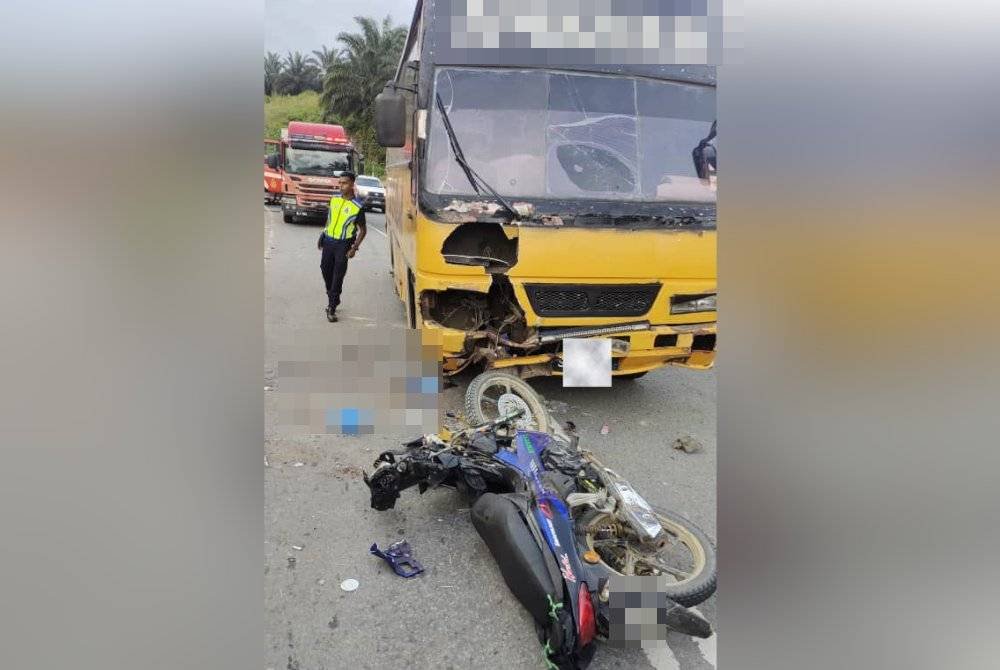 Pasukan bomba melakukan operasi mengeluarkan mangsa yang maut terperosok bawah bas sekolah di Jalan Kampung Kalabakan, Tawau.