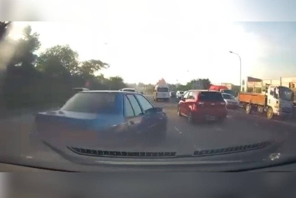 Suspek keluar dari simpang secara tiba-tiba.