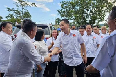 Peter beramah mesra dengan rakyat di DUN Limbahau ketika hadir melancarkan Jentera PRN17 DUN Limbahau, di Dewan Kampung Biau, Papar.
