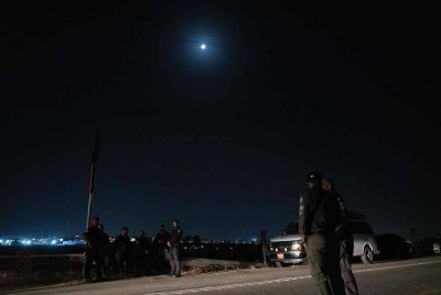 Polis Israel mengawal lokasi serangan dron Hizbullah di Binyamina, selatan Israel pada Ahad. Foto AFP