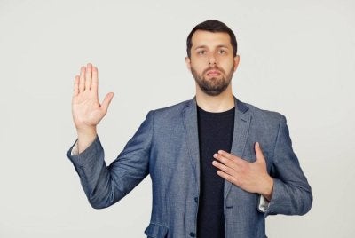 HARUS menipu untuk menutup aib diri sendiri walaupun disuruh untuk bersumpah dengan syarat ia tidak didedahkan kepada orang lain dan tidak melibatkan hak orang lain. Foto CANVA 