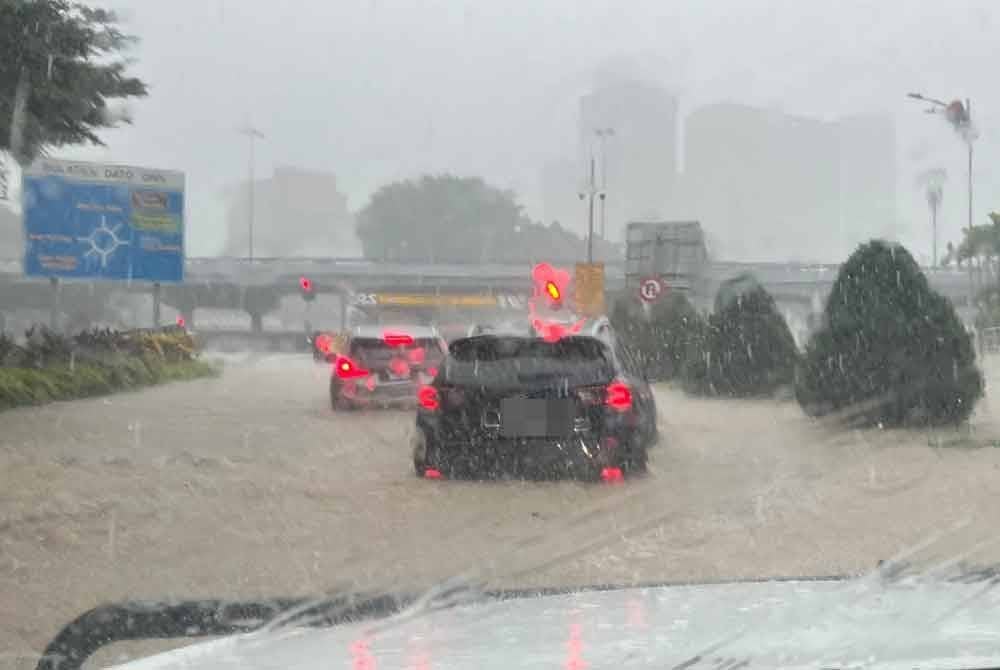 Laluan menuju ke Parlimen berhampiran bulatan Dato' Onn, Kuala Lumpur yang dinaiki air. Foto gambar tular