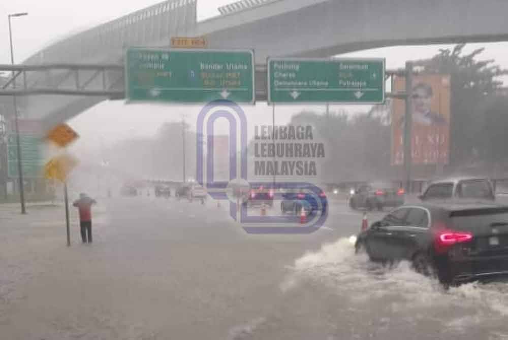 Keadaan banjir kilat di LDP E11 menerusi perkongsian LLM setakat jam 9.44 pagi Selasa.