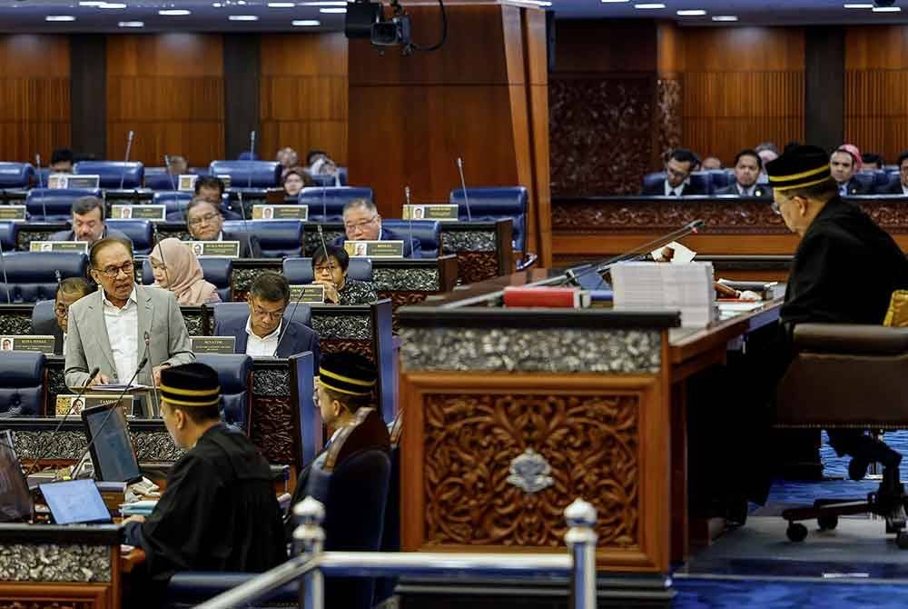 Perdana Menteri, Datuk Seri Anwar Ibrahim, menjawab soalan semasa sesi Pertanyaan-Pertanyaan Menteri pada Persidangan Dewan Rakyat sempena Mesyuarat Ketiga, Penggal Ketiga, Parlimen ke-15 yang diadakan di Bangunan Parlimen, hari ini. Foto Bernama