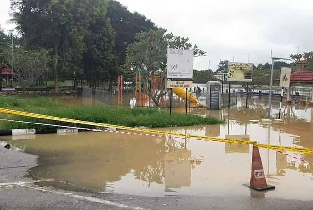 Dataran Lembah Kuala Kangsar ditutup berikutan limpahan air Sungai Perak. Foto: ihsan pembaca