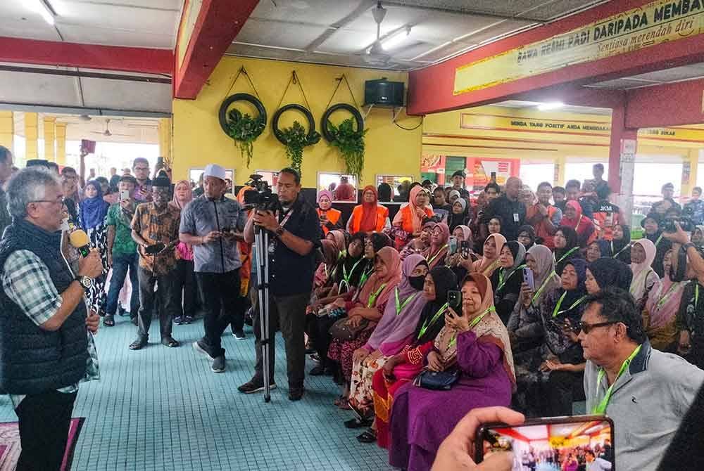 Al-Sultan Abdullah (kiri) ketika bertitah di PPS SMK Seri Semantan, Temerloh pada Selasa.