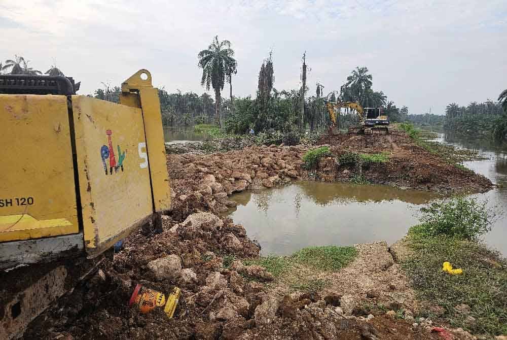 Kerja-kerja baik pulih pembinaan ban di RTB Batu 7, Ijok pada 9 Oktober lalu.