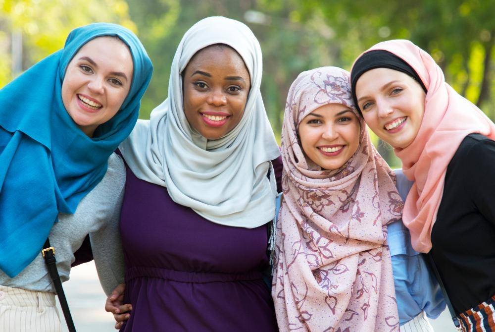 PENDAKWAH perlu mempersiapkan diri dalam menyampaikan dakwah kepada masyarakat dunia yang pelbagai latar belakang dan bangsa. Foto CANVA