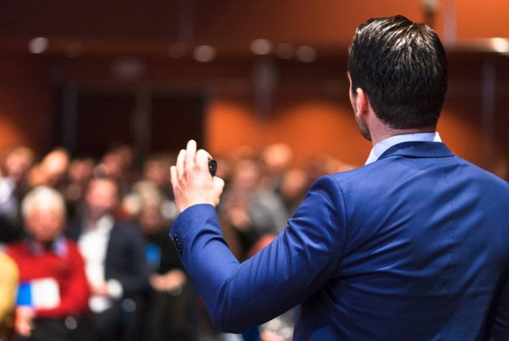 PENDAKWAH perlu berhijrah dan mendapatkan pengalaman serta latihan di luar negara untuk menjadi imam yang berkesan di peringkat antarabangsa. Foto CANVA