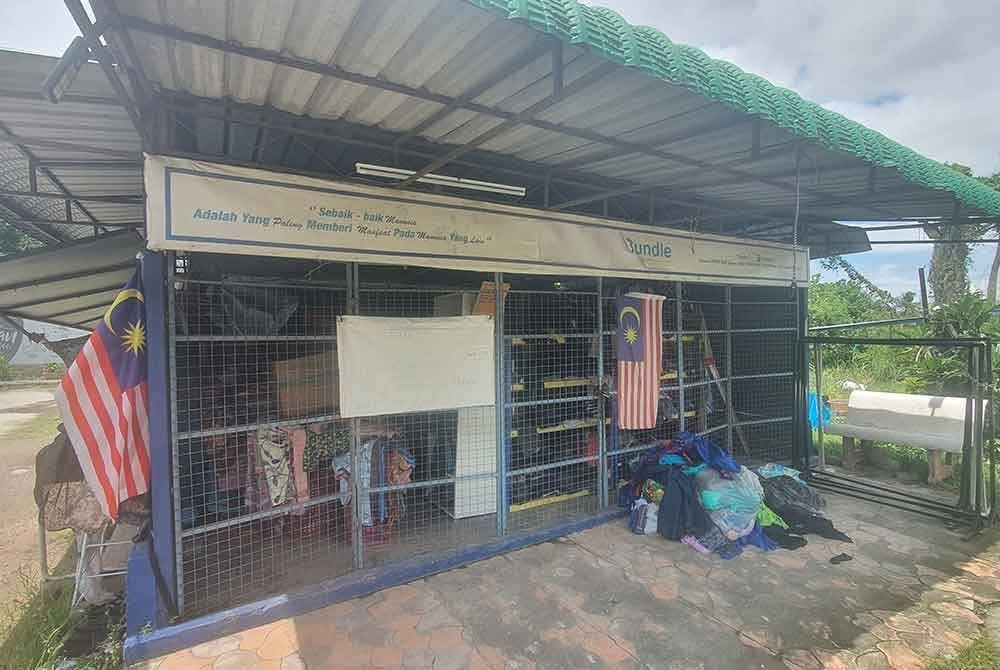 Kedai Ikhwan Bundle di Lahar Yooi dilihat tidak terurus.