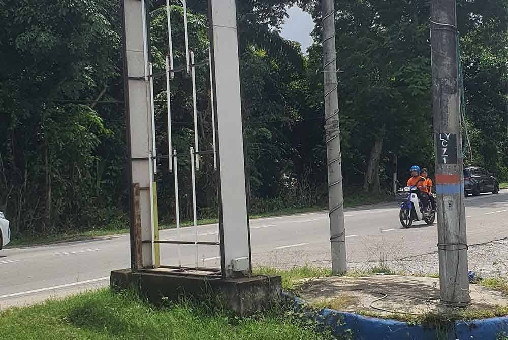 Papan tanda perniagaan ayam segar Ikhwan telah ditanggalkan sejak isu membabitkan GISBH menjadi sensasi.