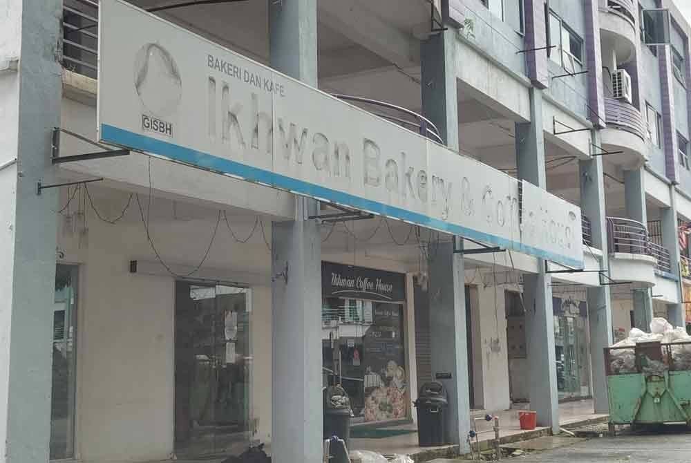 Pelekat nama Ikhwan pada papan tanda kedai telah dicabut.