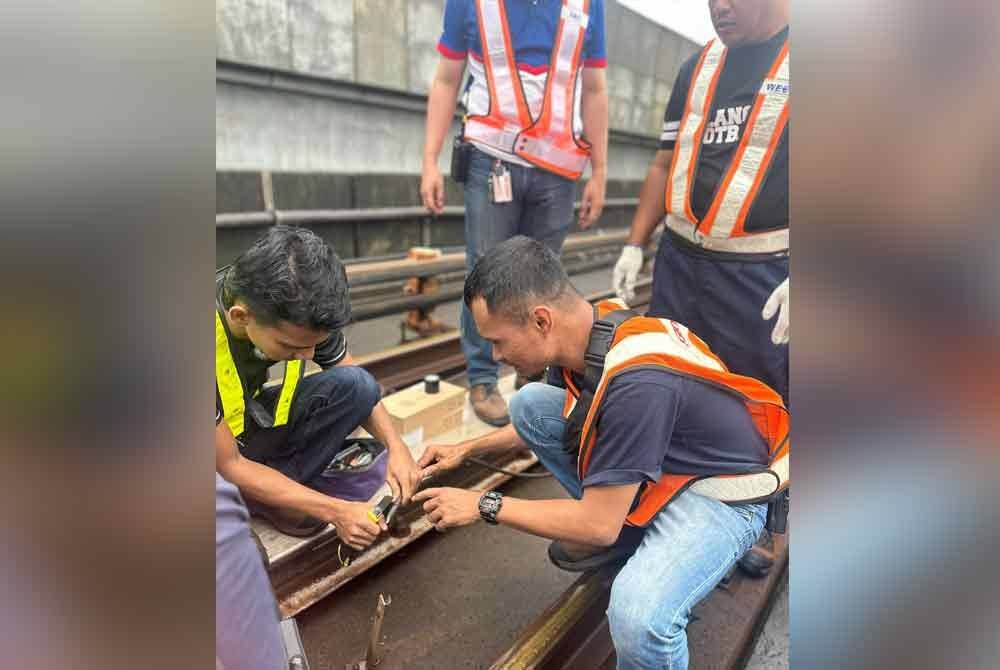 Jurutera Rapid Rail menjalankan kerja baik pulih sistem komponen di landasan terjejas pada Selasa.