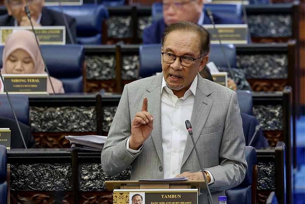 Anwar menjawab soalan semasa sesi Pertanyaan-Pertanyaan Menteri pada Persidangan Dewan Rakyat sempena Mesyuarat Ketiga, Penggal Ketiga, Parlimen ke-15 yang diadakan di Bangunan Parlimen pada Selasa. Foto Bernama