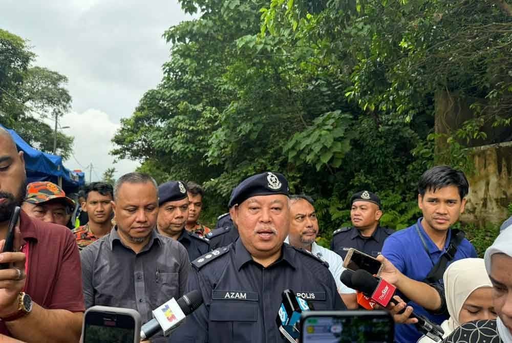 Mohd Azam ketika ditemui di lokasi kejadian.